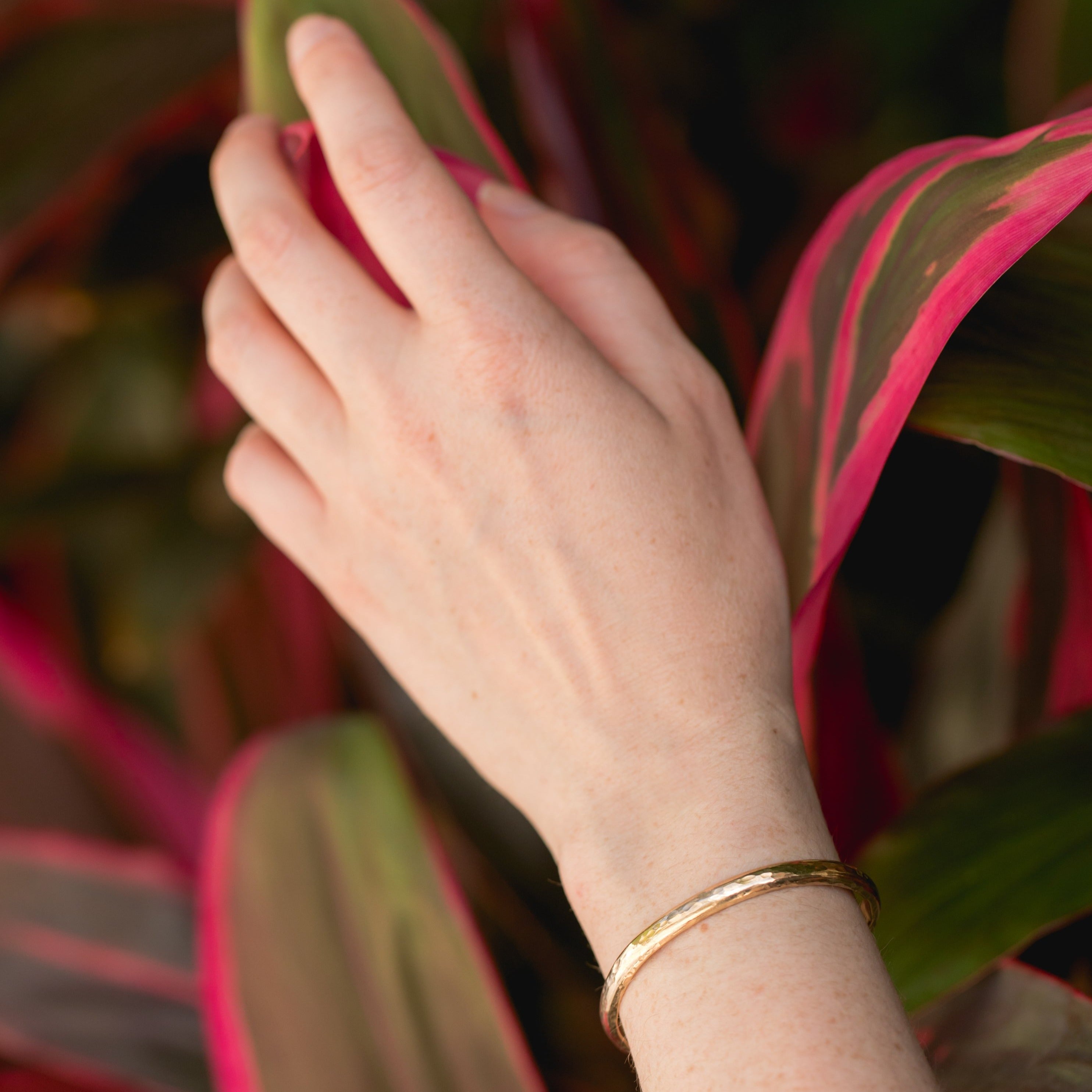 Buy Slim Floral Leaf Beautiful Gold Bangle - Joyalukkas
